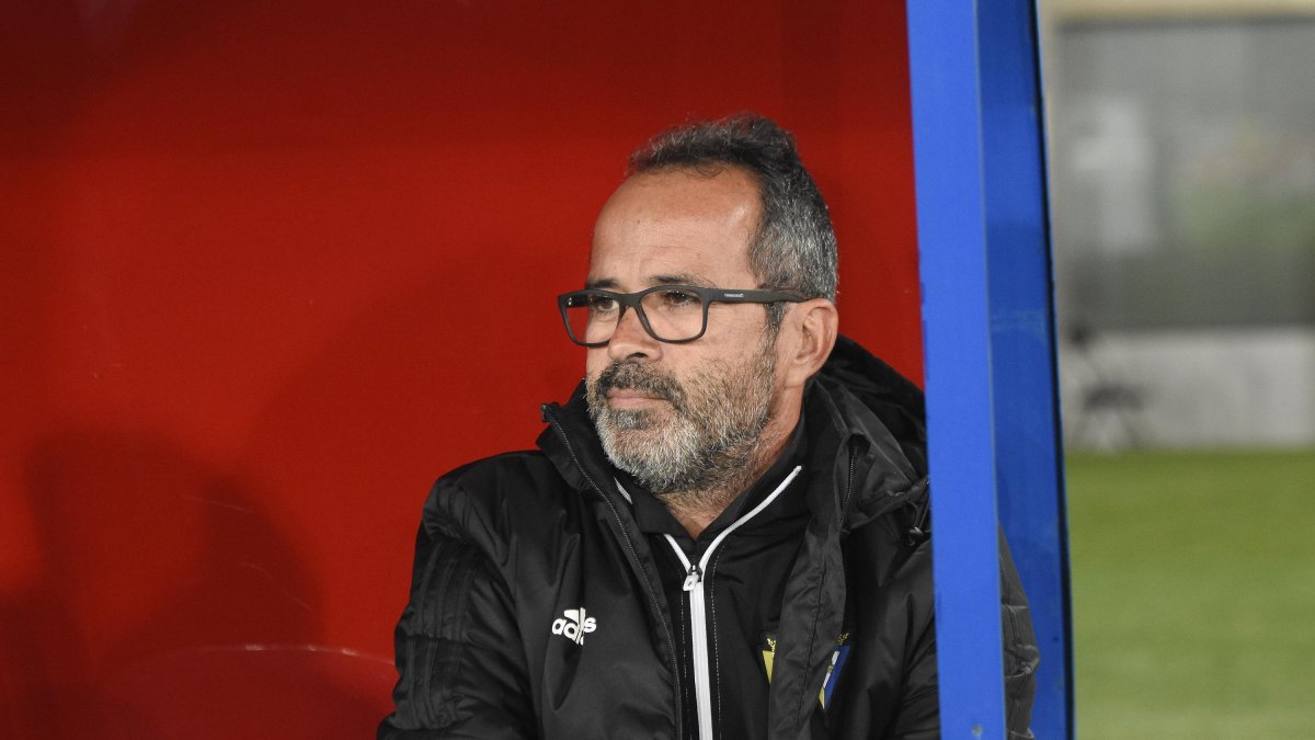 Álvaro Cervera en el banquillo del Mediterráneo.