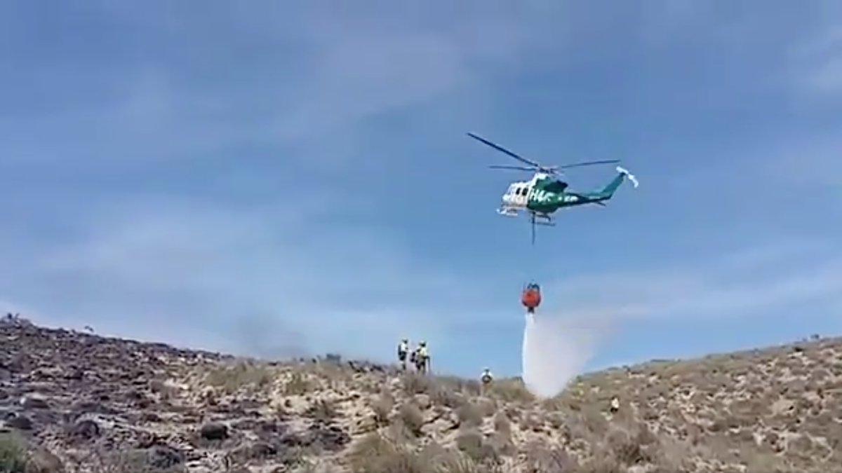 Helicóptero en el incendio declarado en Sorbas (Infoca).
