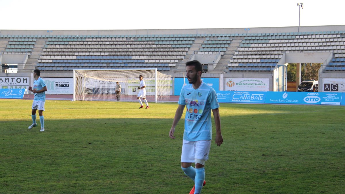 Álvaro Ocaña en un partido en Santo Domingo.
