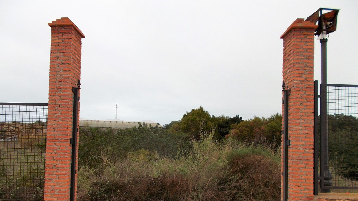 Imagen de una de las entradas donde no hay puertas.