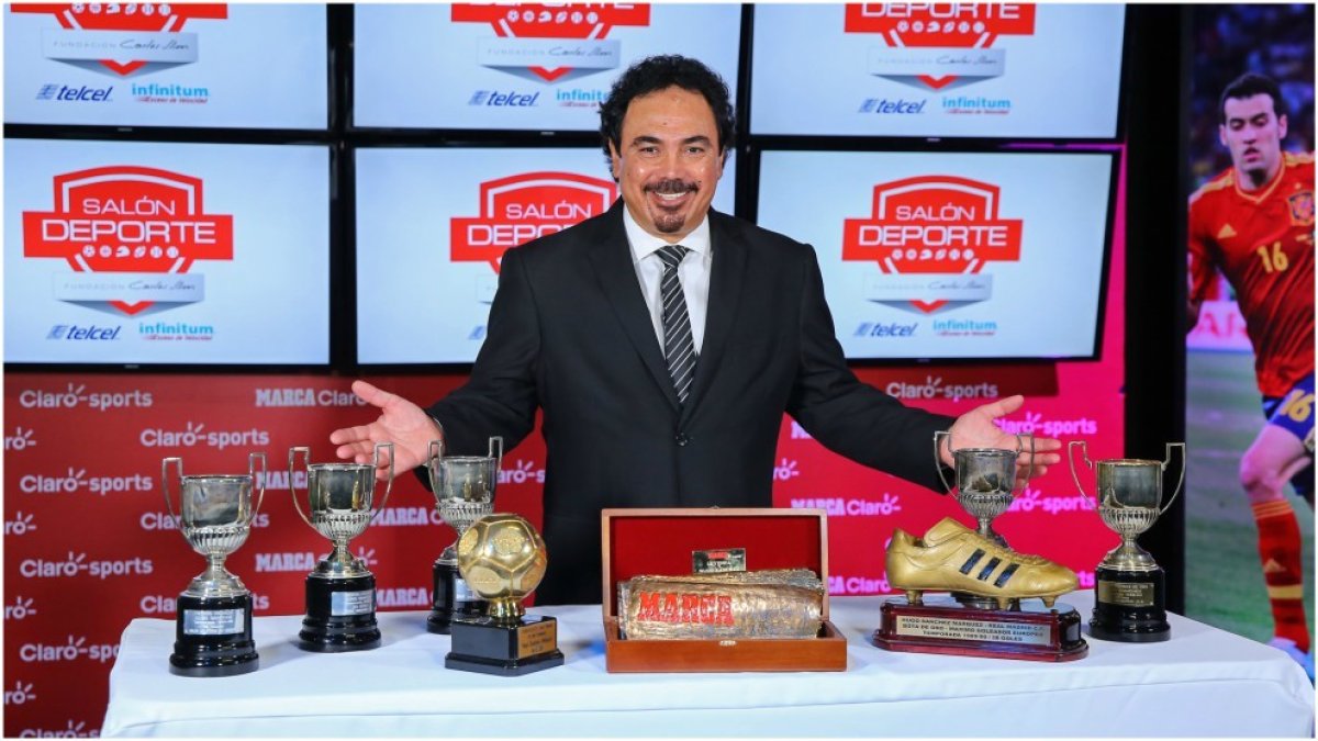 Hugo Sánchez posa con todos sus trofeos tras recibir el MARCA Leyenda.