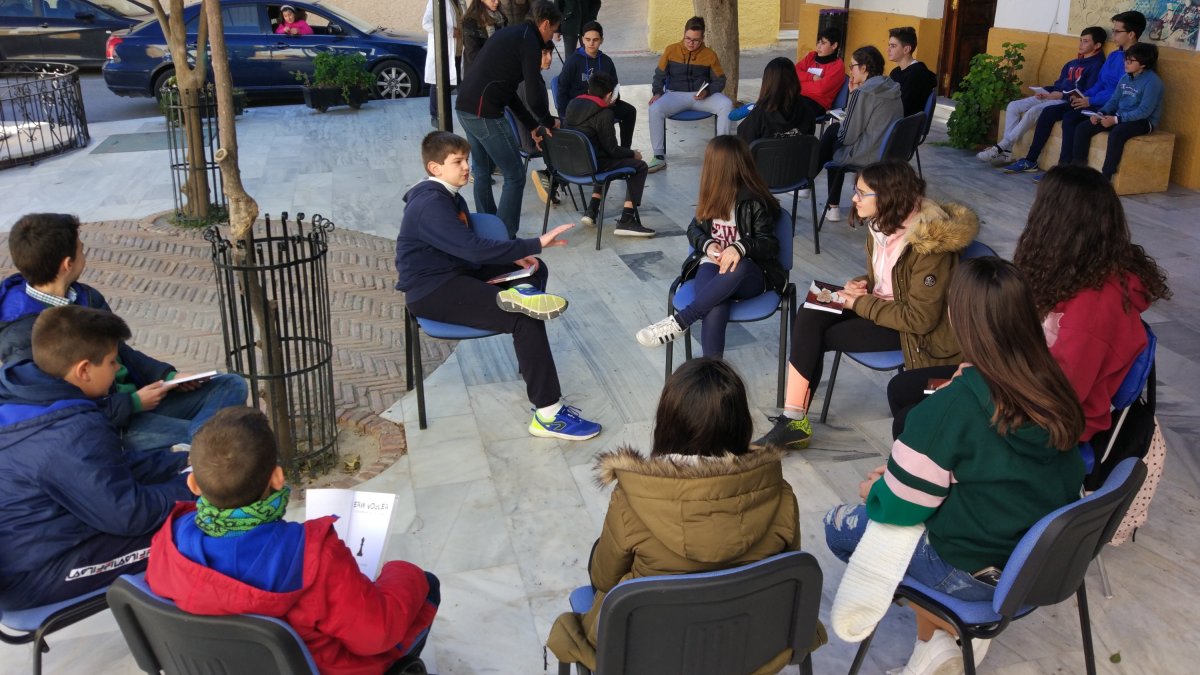Actividad de los clubes de lectura de Purchena realizada en un espacio público.