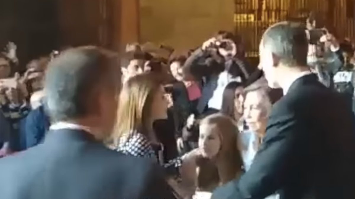Captura del nuevo vídeo del desencuentro entre la reina Letizia y doña Sofía.