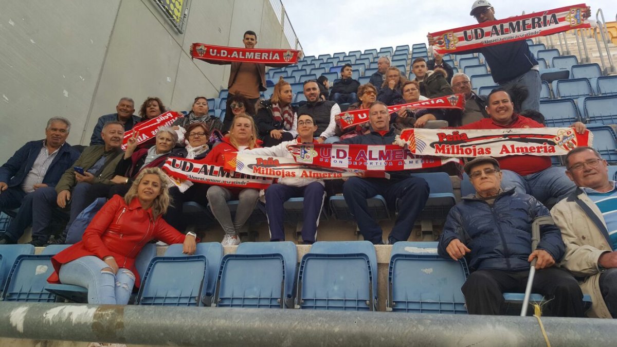 Aficionados rojiblancos en el Carranza.