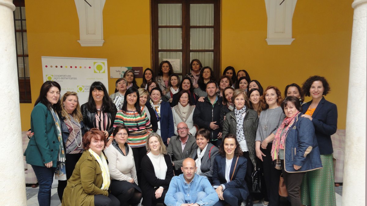 Mujeres agricultoras en el acto de constitución de AMCAE.