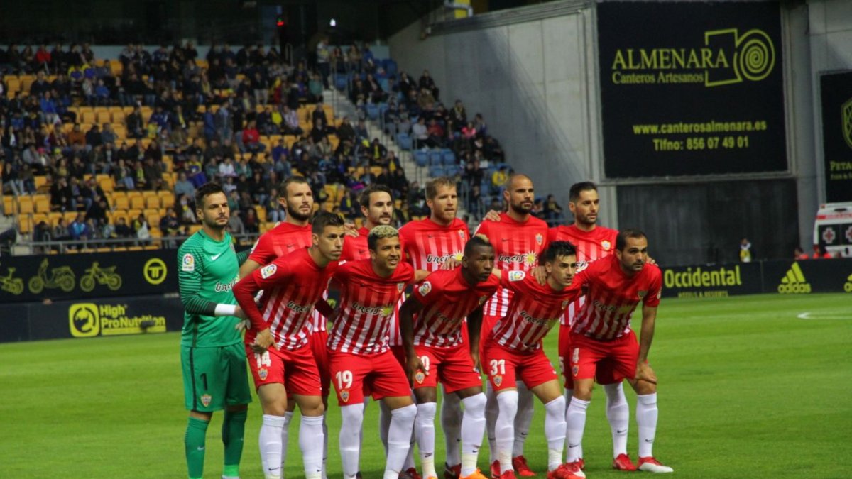 El once del Almería en el Carranza.