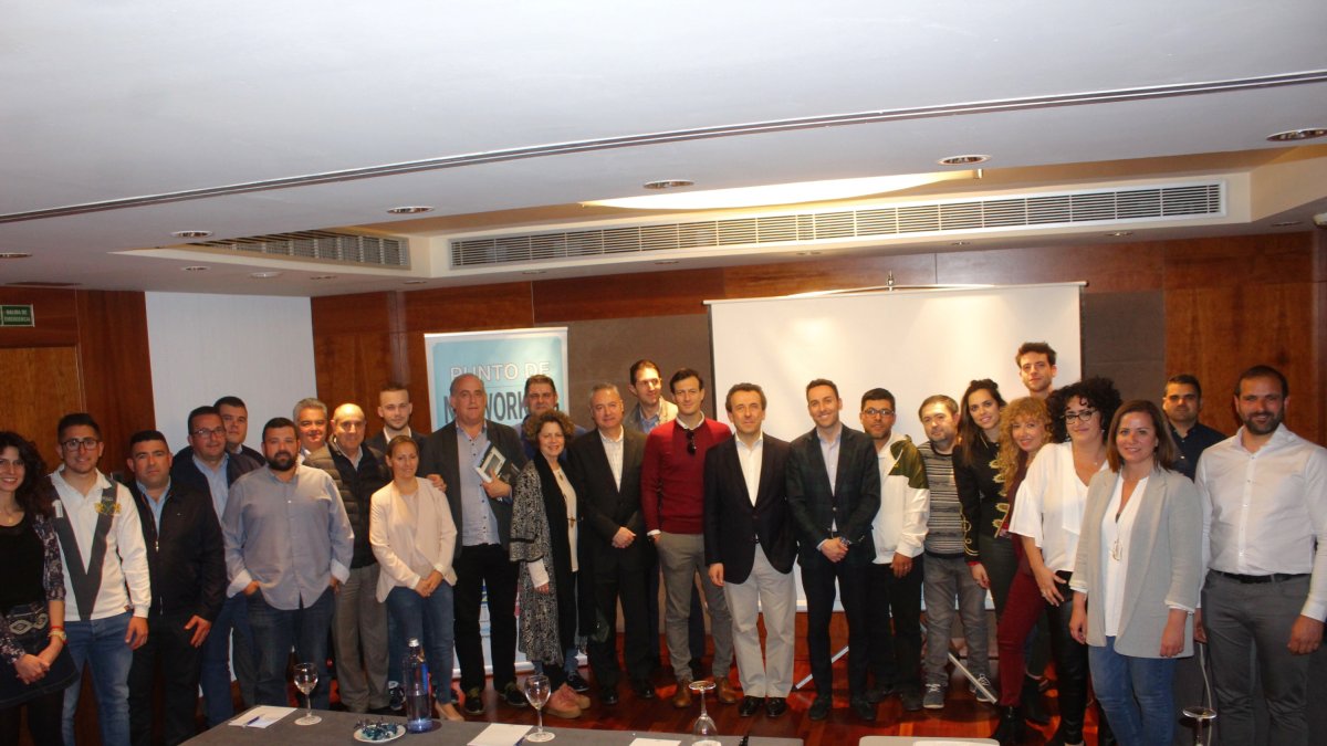 Juan Manuel Martín, director ejecutivo de TBDO Group; y Ricardo Céspedes, director comercial de La Voz; junto a los asistentes al ciclo formativo.