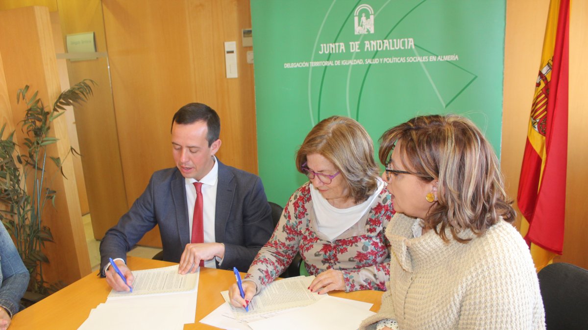José María Martín, delegado de Igualdad; y la presidenta de la Asociación Asperger, Amparo García, con Laura Negrillo, coordinadora de Voluntariado.