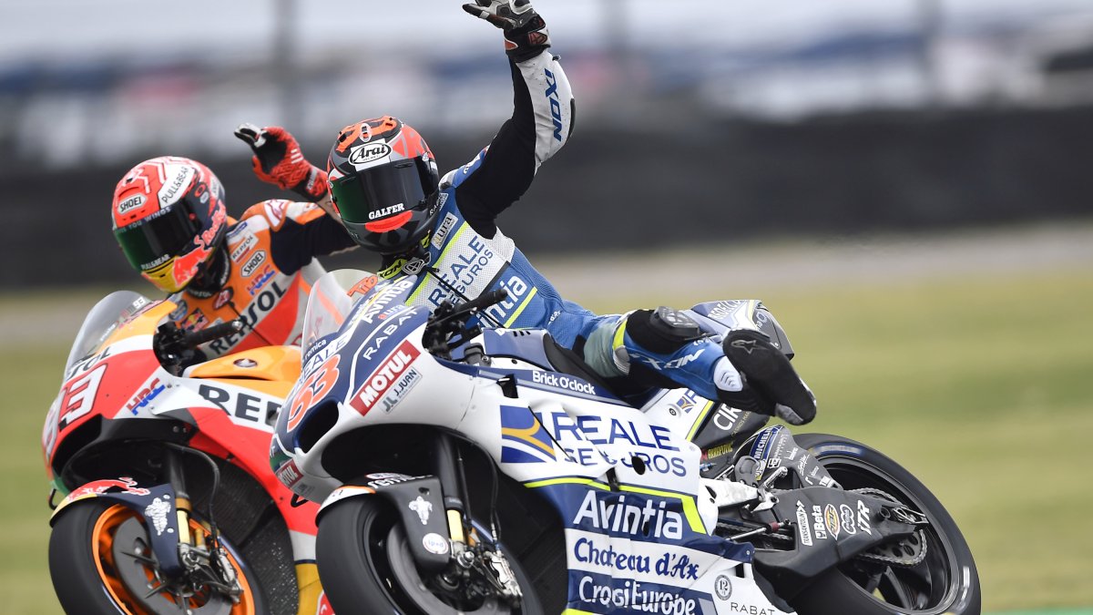 Tito y Márquez saludando a los aficionados argentinos
