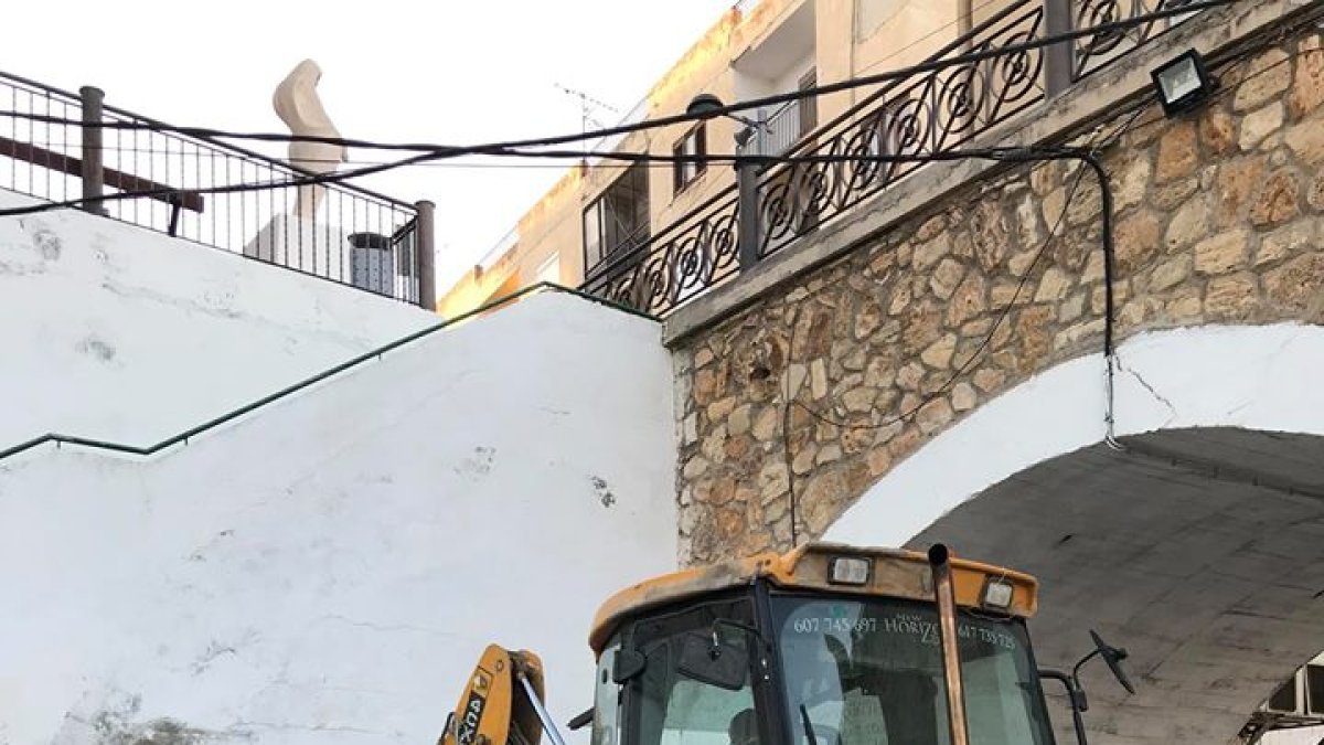 Máquina trabajando en la zona donde irá el ascensor.