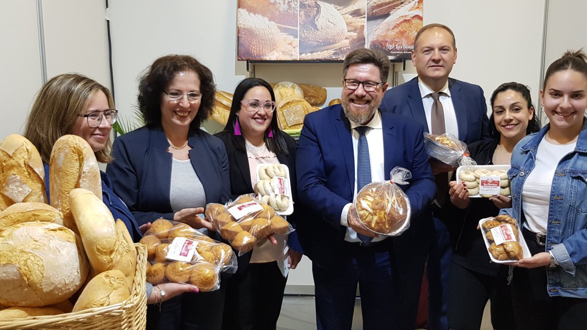 El consejero Rodrigo Sánchez, procedente de una familia de panaderos, visita el estand de una panadería.