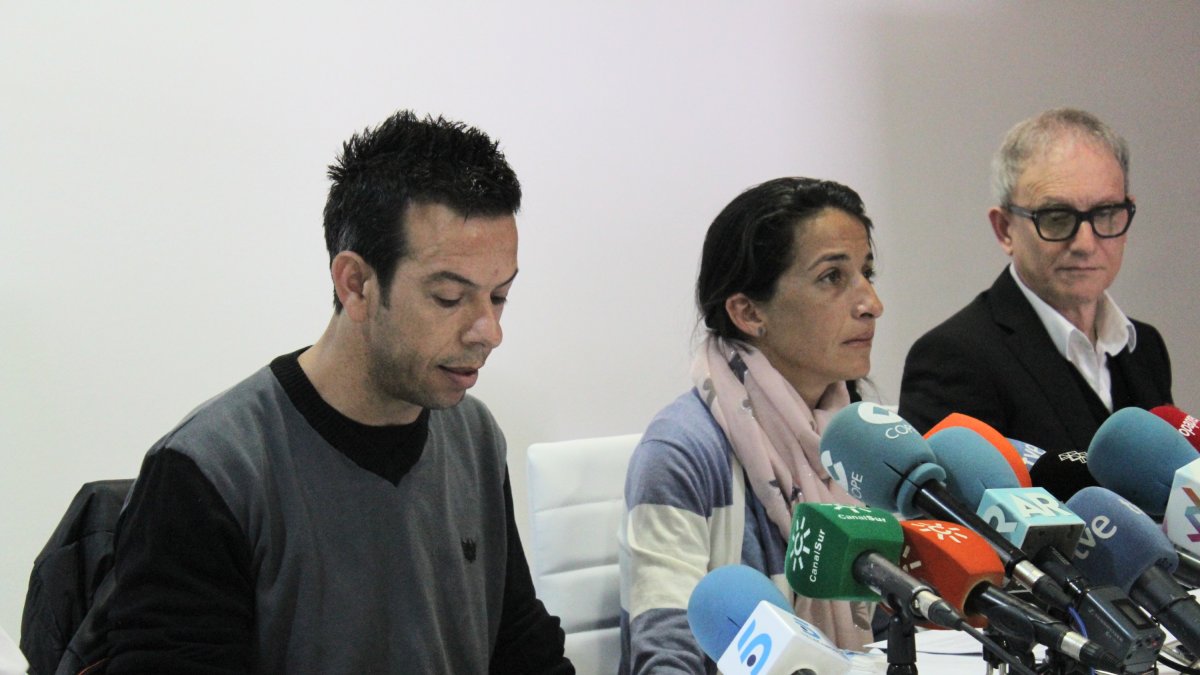 Ángel y Patricia, ayer, durante su intervención. Junto a ellos, el psicólogo que les está ayudando en el duelo.