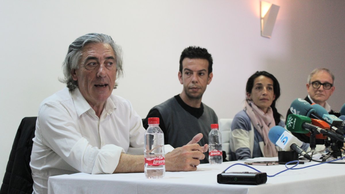 El abogado Francisco Torres, ayer en la rueda de prensa.