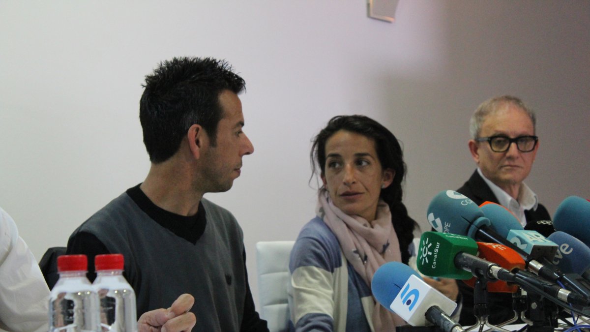 Patricia y Ángel ayer frente a los medios de comunicación.