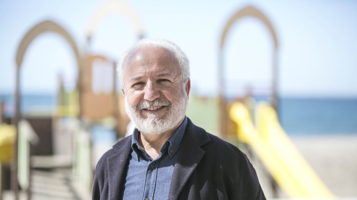El fiscal Manuel Jesús Dolz Lago, fotografiado en el Paseo Marítimo de Almería, ciudad en la que mantiene vivienda y raíces familiares.