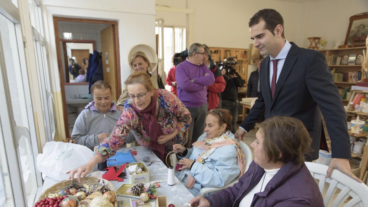 El alcalde visita un taller de manualidades.