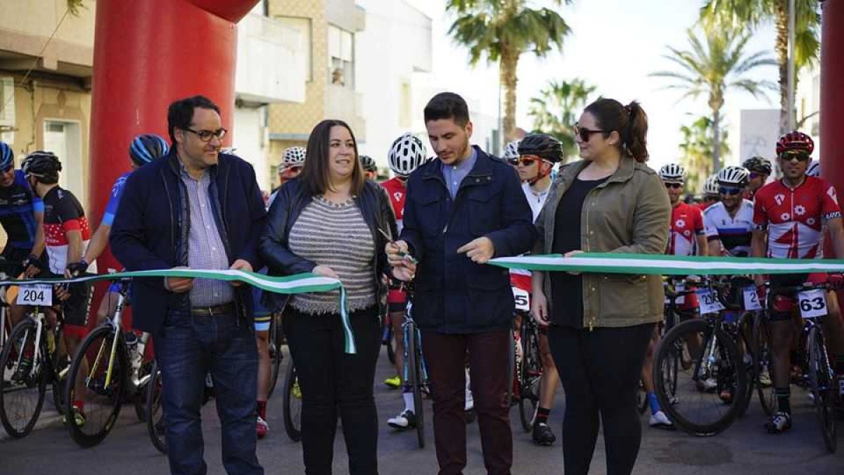 Sergio Vicente cortando la cinta de la carrera en 2017.