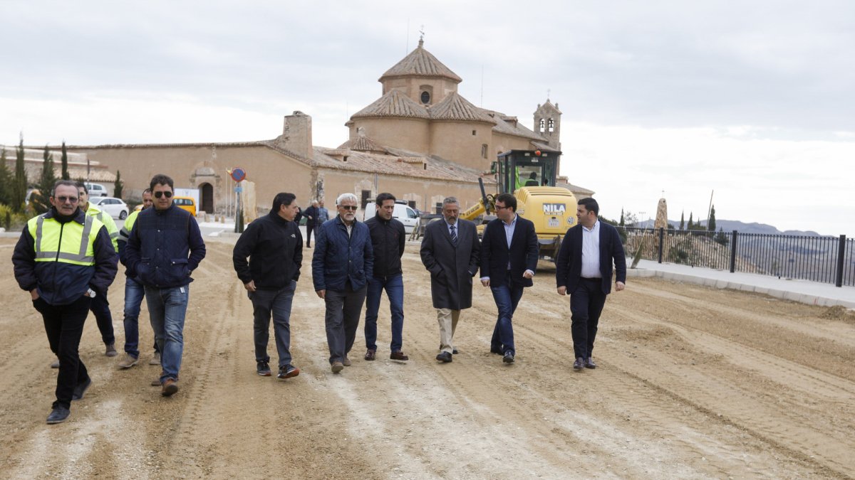 Responsables de la Diputación y miembros de la Corporación de Albox en el Santuario.