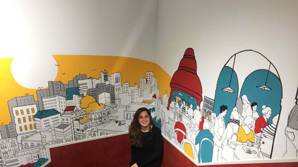 La joven ilustradora y diseñadora almeriense en un rincón de su colorido mural.