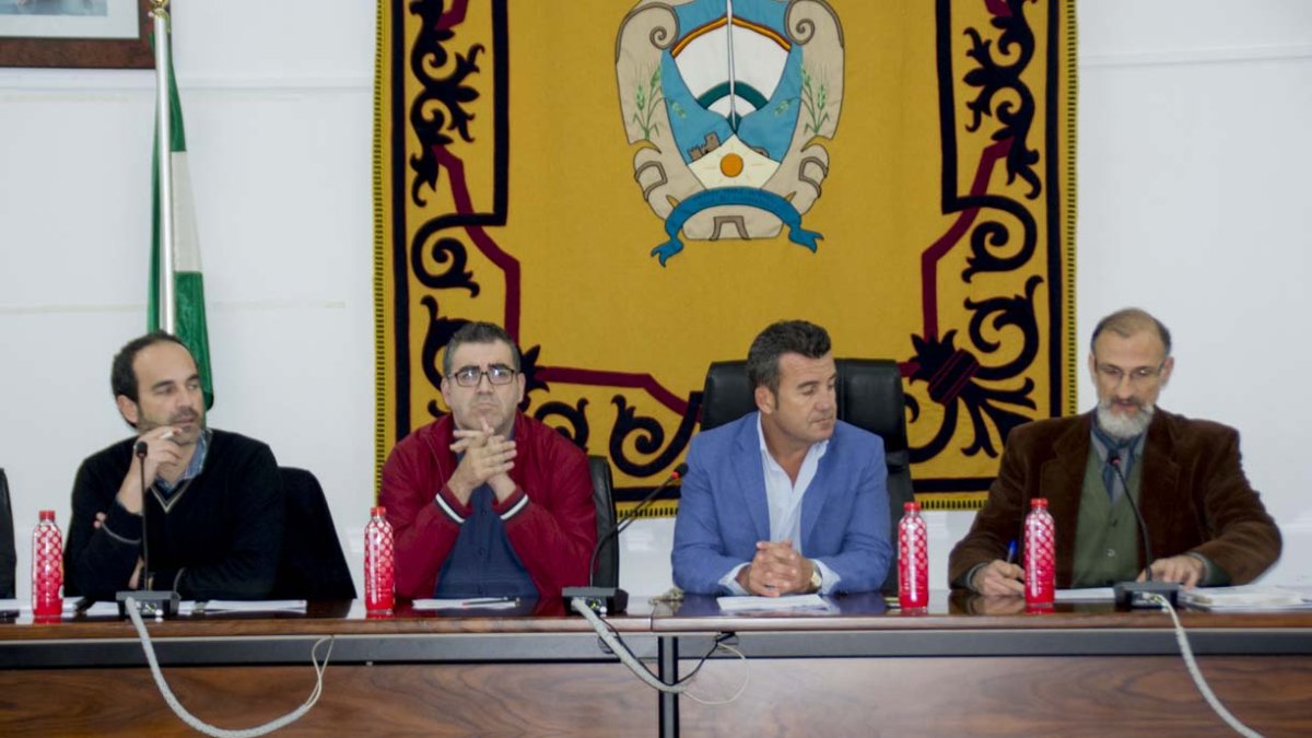 El alcalde, Salvador Hernández, junto al portavoz Felipe Cayuela y el socialista José Luis Amérigo.