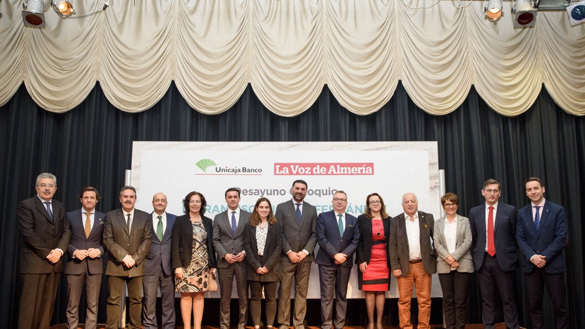 El consejero con los organizadores y asistentes al Desayuno con La Voz