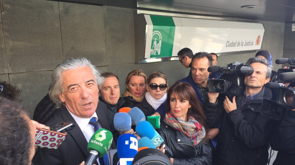 Francisco Torres atiende a los medios a las puertas de la Ciudad de la Justicia