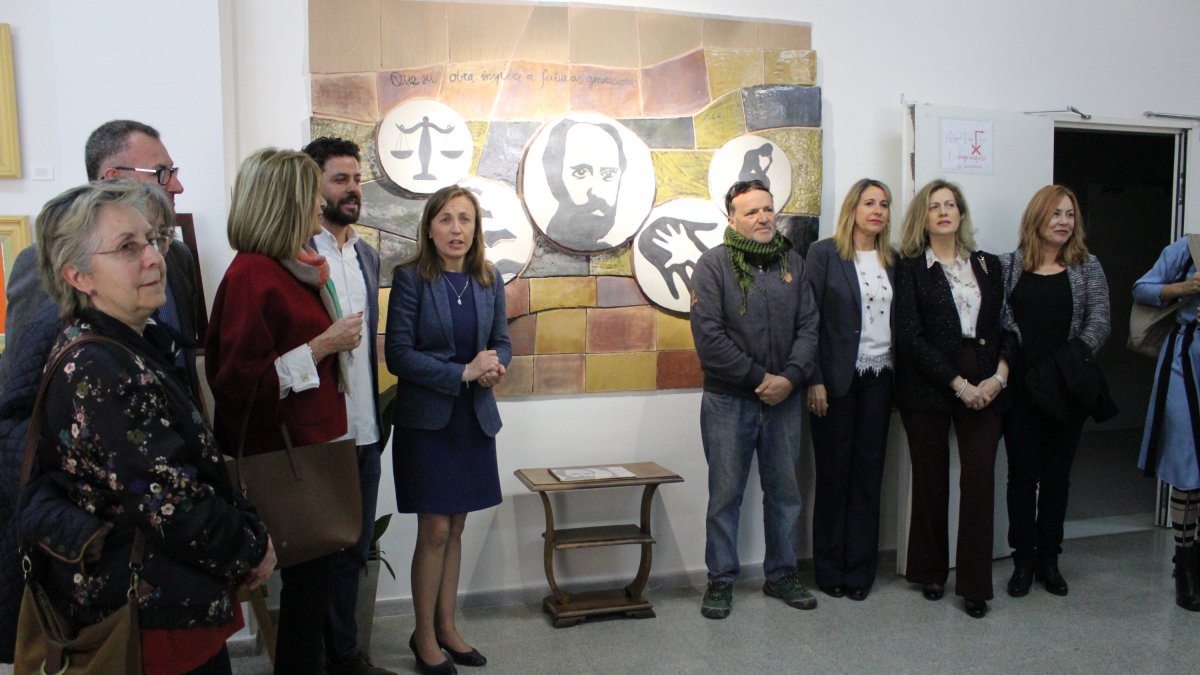 Autoridades y personas implicadas en la iniciativa, junto al mural.