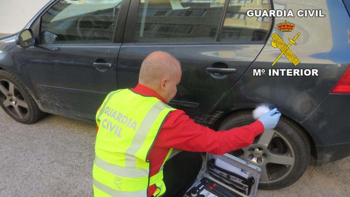 Agente inspecciona uno de los vehículos en Garrucha.