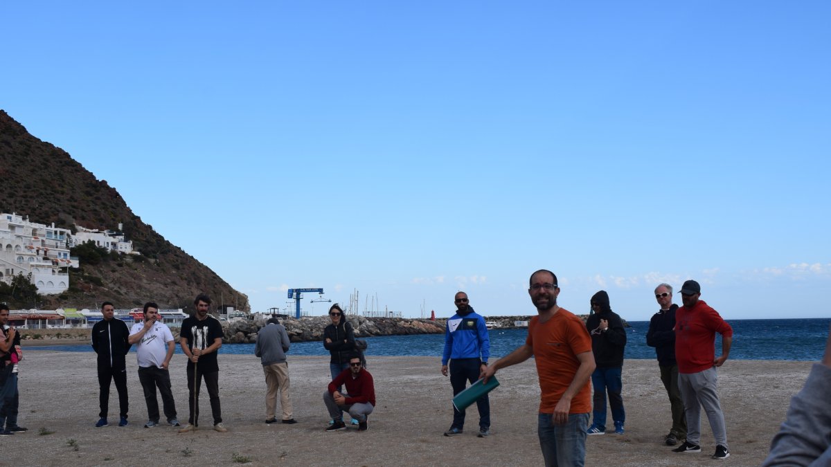 Algunos de los participantes en el desembarco preparan la actuación.
