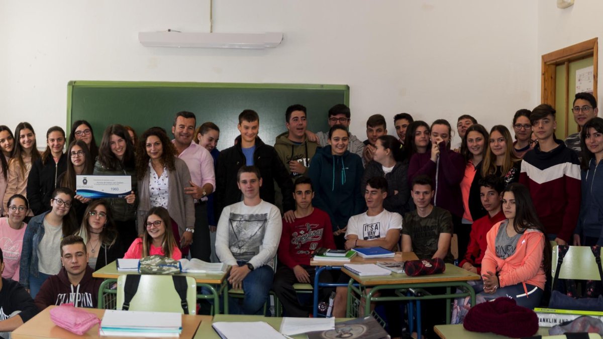 El alcalde, Salvador Hernández, junto a los alumnos del Juan Goytisolo.
