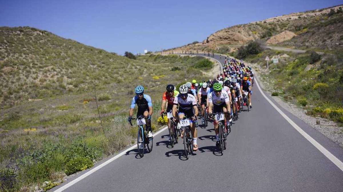 Los corredores por el municipio de Níjar la pasada edición.