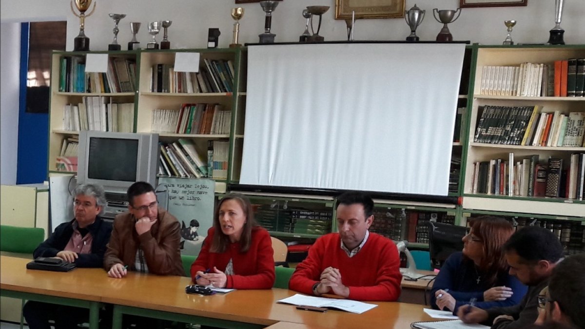 Reunión de la delegada de Educación con responsables del José Salazar.