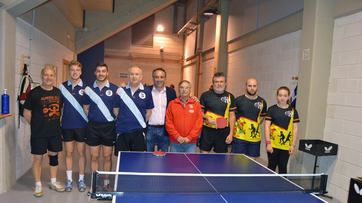 El concejal Juanjo Segura no faltó a la cita con el tenis de mesa.