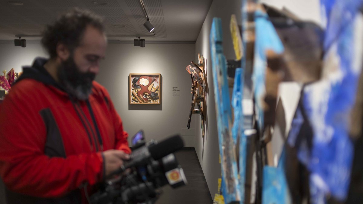 Un cámara en la apertura de la muestra.