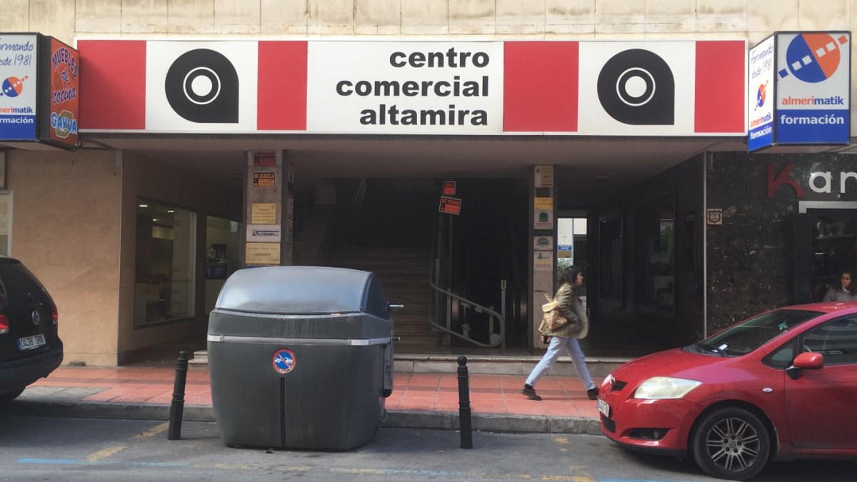 La galería fue inaugurada en 1972 sobre antiguas huertas de patatas y rábanos y fue desde el primer día un éxito rotundo de ventas.