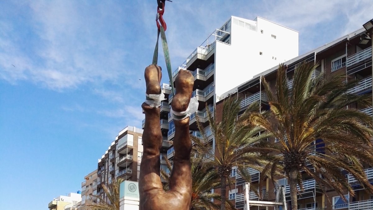 La escultura, durante su instalación esta mañana en el paseo marítimo.