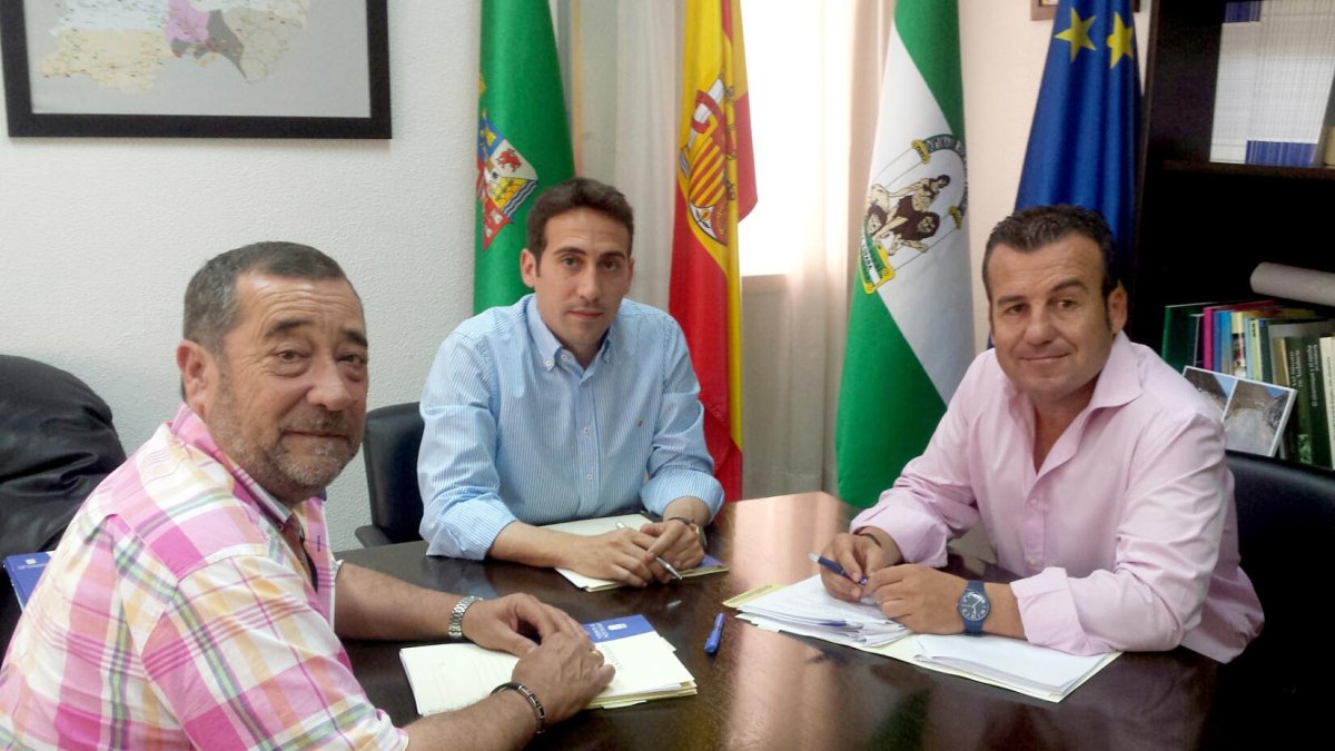 Salvador Alarcón (izquierda) y Salvador Hernández (derecha), junto a Óscar Liria.