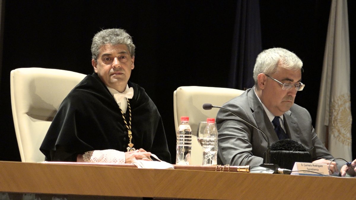 El rector de la UAL, Carmelo Rodríguez, con el consejero de Economía, Enrique Ramírez de Arellano, en la apertura oficial del curso 2017-2018.