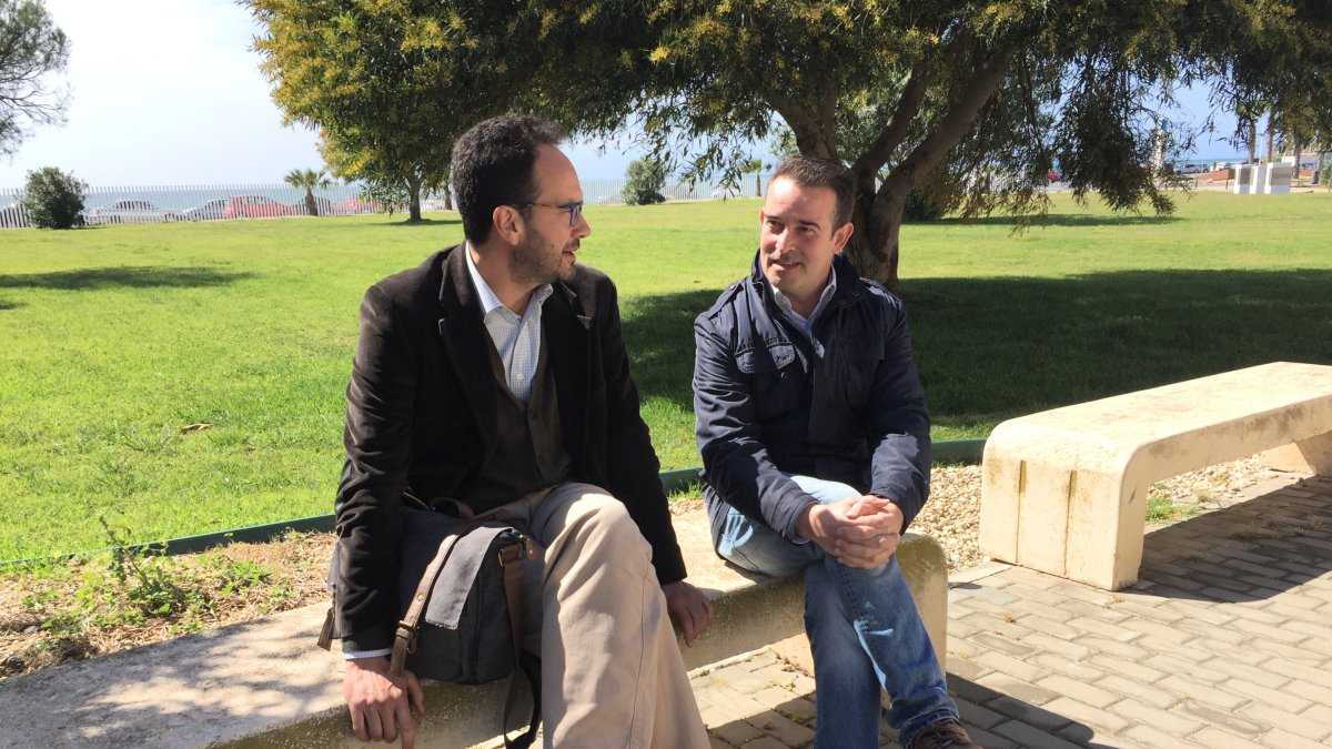 El diputado Antonio Hernando y el profesor Pedro Martínez Ruano, fotografiados en la UAL.