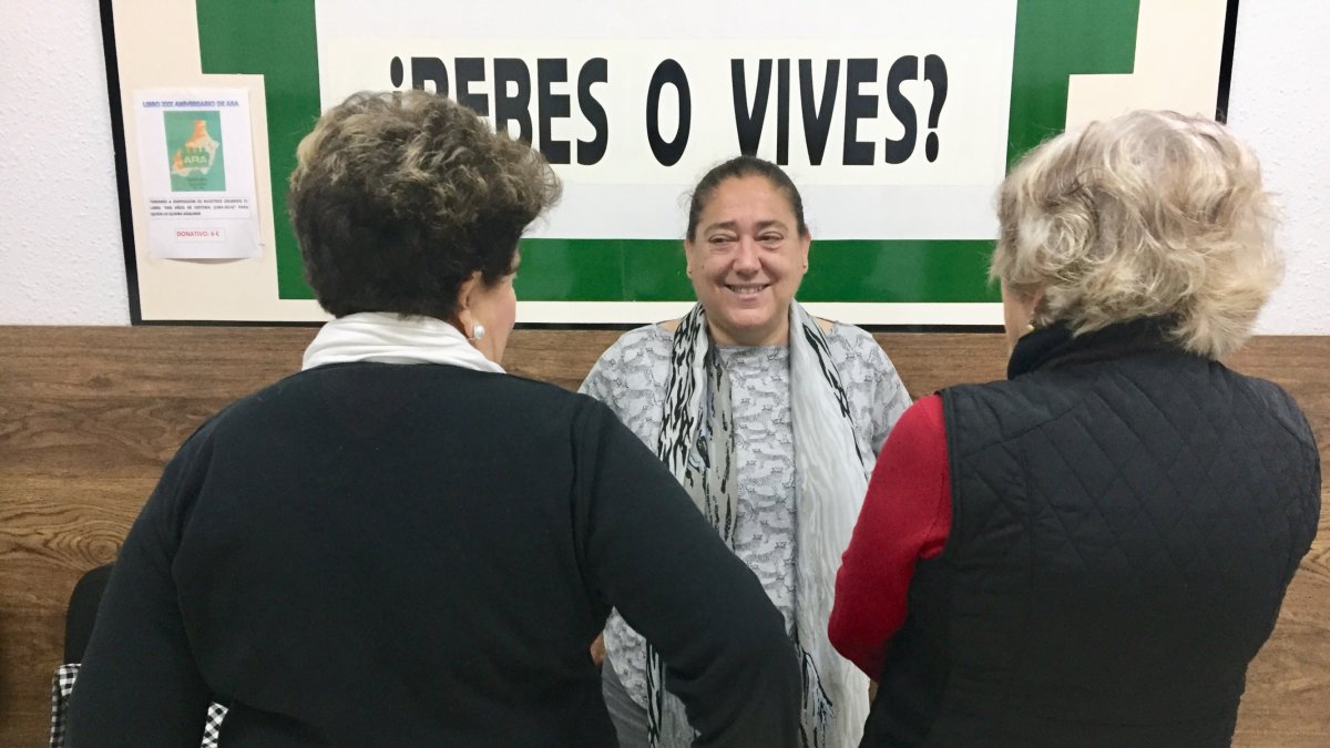 María y Antonia, protagonistas de este reportaje, charlan con Lola Sánchez, psicóloga de la asociación ARA.