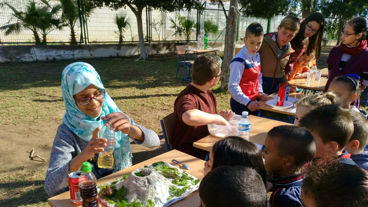 Alumnos de 5º y 6º de Primaria mostrando y explicando sus inventos y experimentos a los alumnos de las otras clases del centro que los iban visitando.