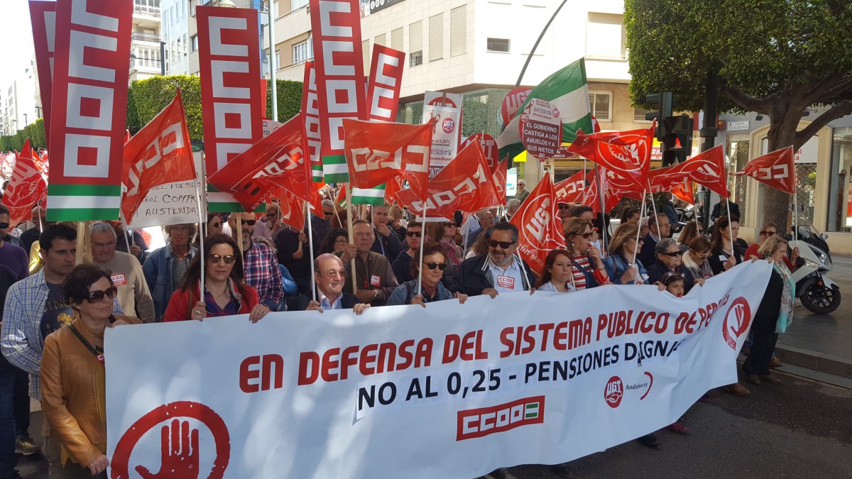 Alrededor de 1.200 almerienses salieron a la calle a luchar por sus pensiones.