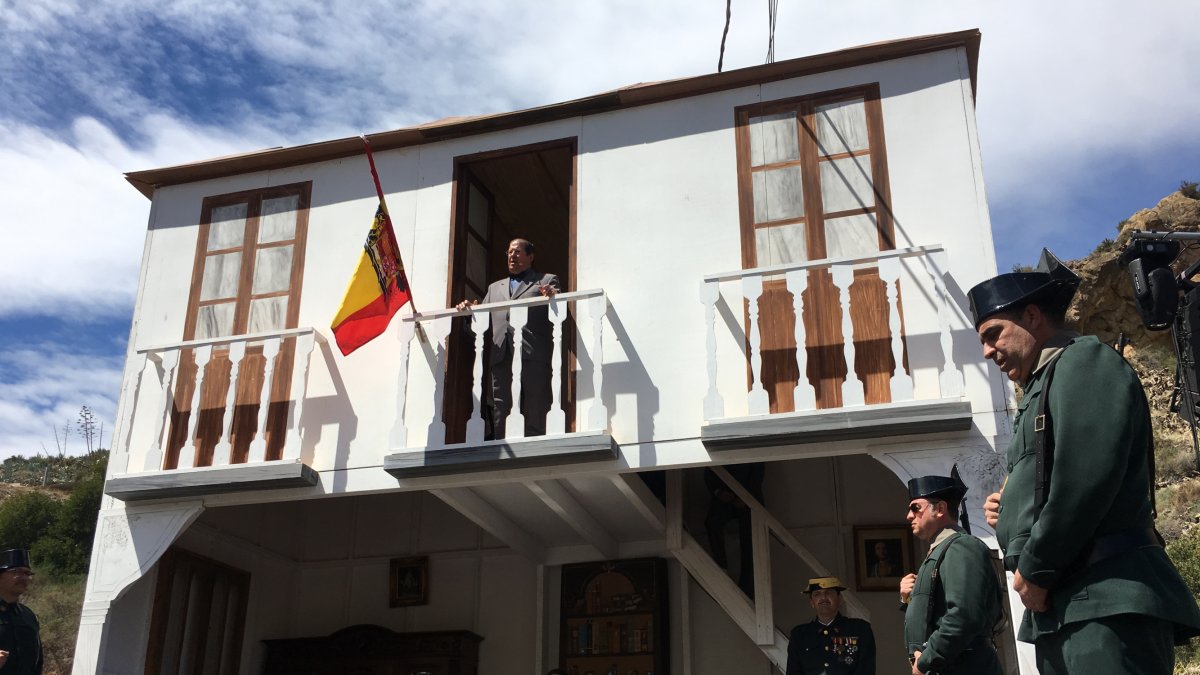 El alcalde en la escena final dando la noticia de que las canteras serán para el pueblo.