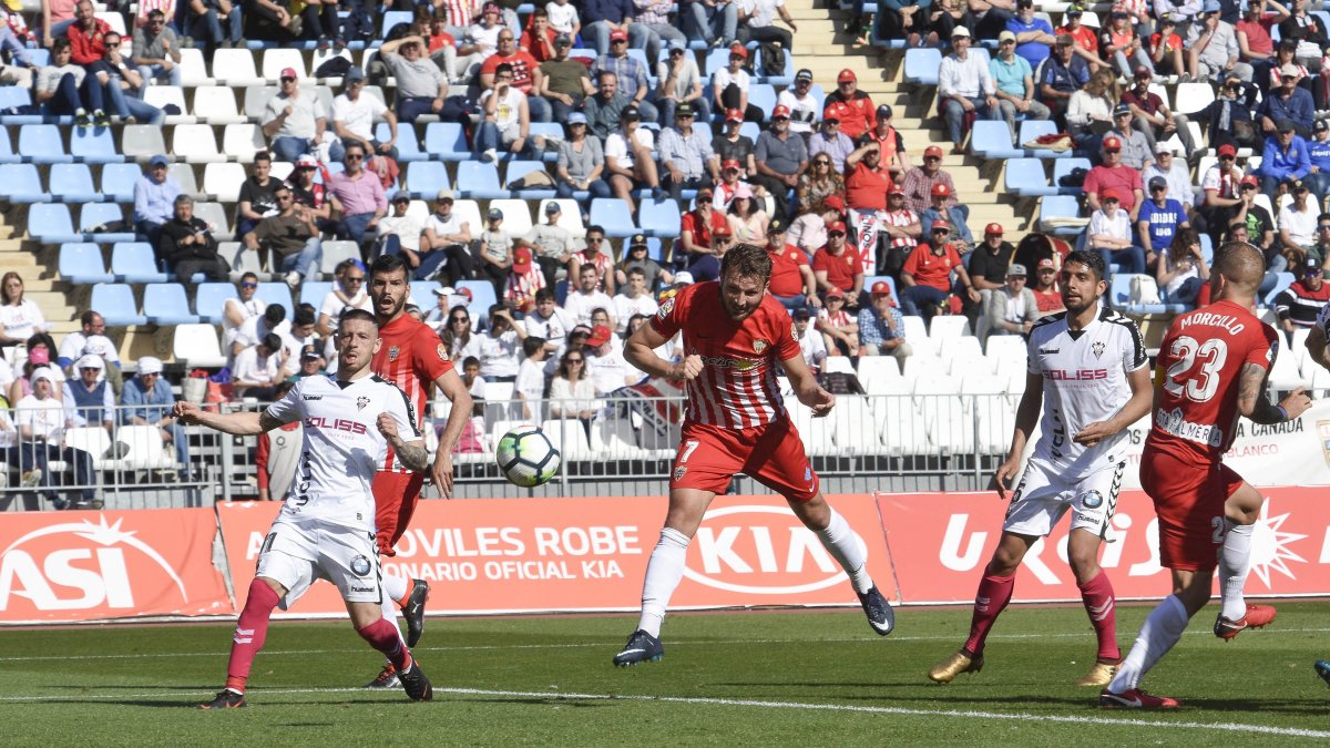 Momento del remate a gol de Marco Motta.