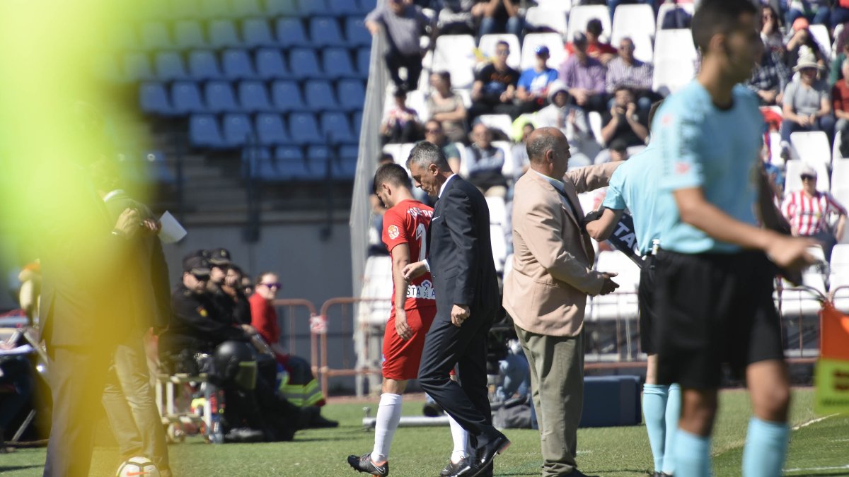 Pozo con Lucas nada más marcharse al banquillo.