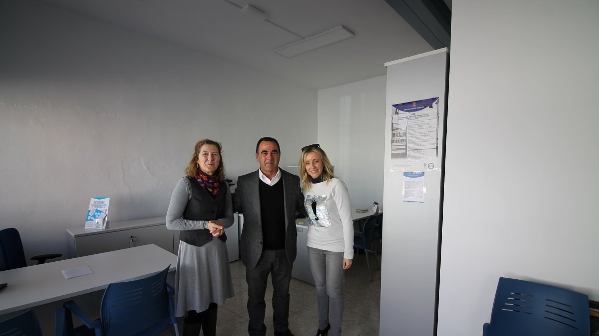 Alcalde de La Mojonera inaugurando la oficina.