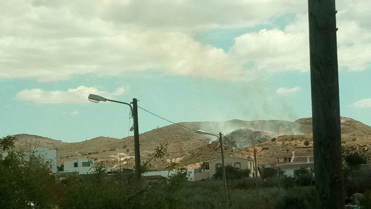 Humo y llamas procedentes del incendio de Sorbas.