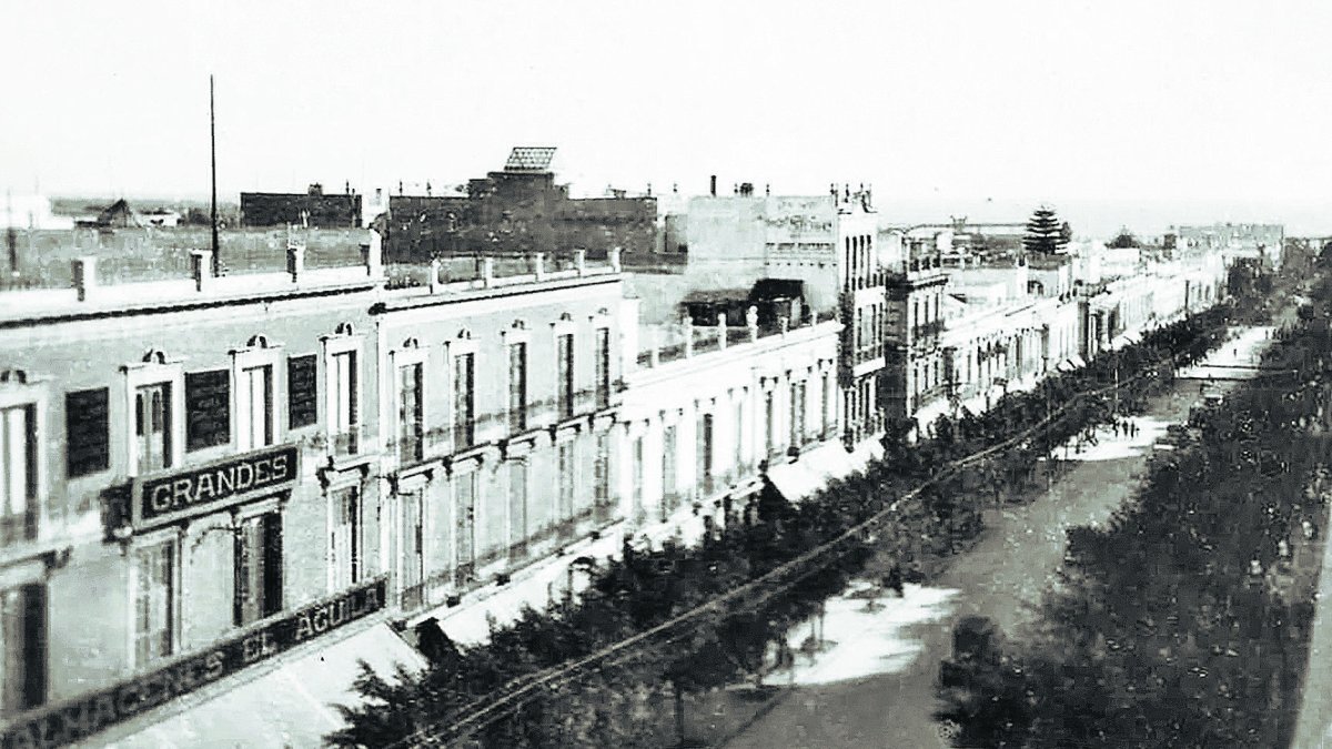 Durante décadas, la fachada de los Grandes Almacenes El Águila fue la mejor iluminada y la más decorada del Paseo.
