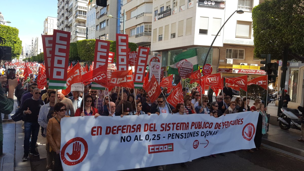 El paseo de Almería acogió a más de dos millares de manifestantes en la mañana de ayer.