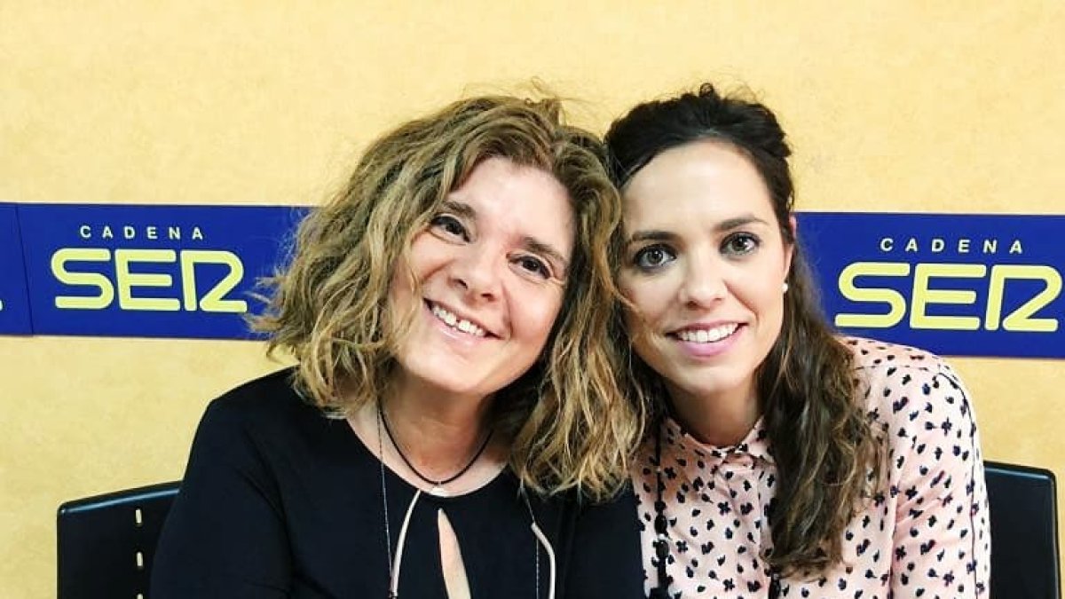 Entrevista en los estudios de SER Almería, de la mano de Alejandra Abad (a la derecha).